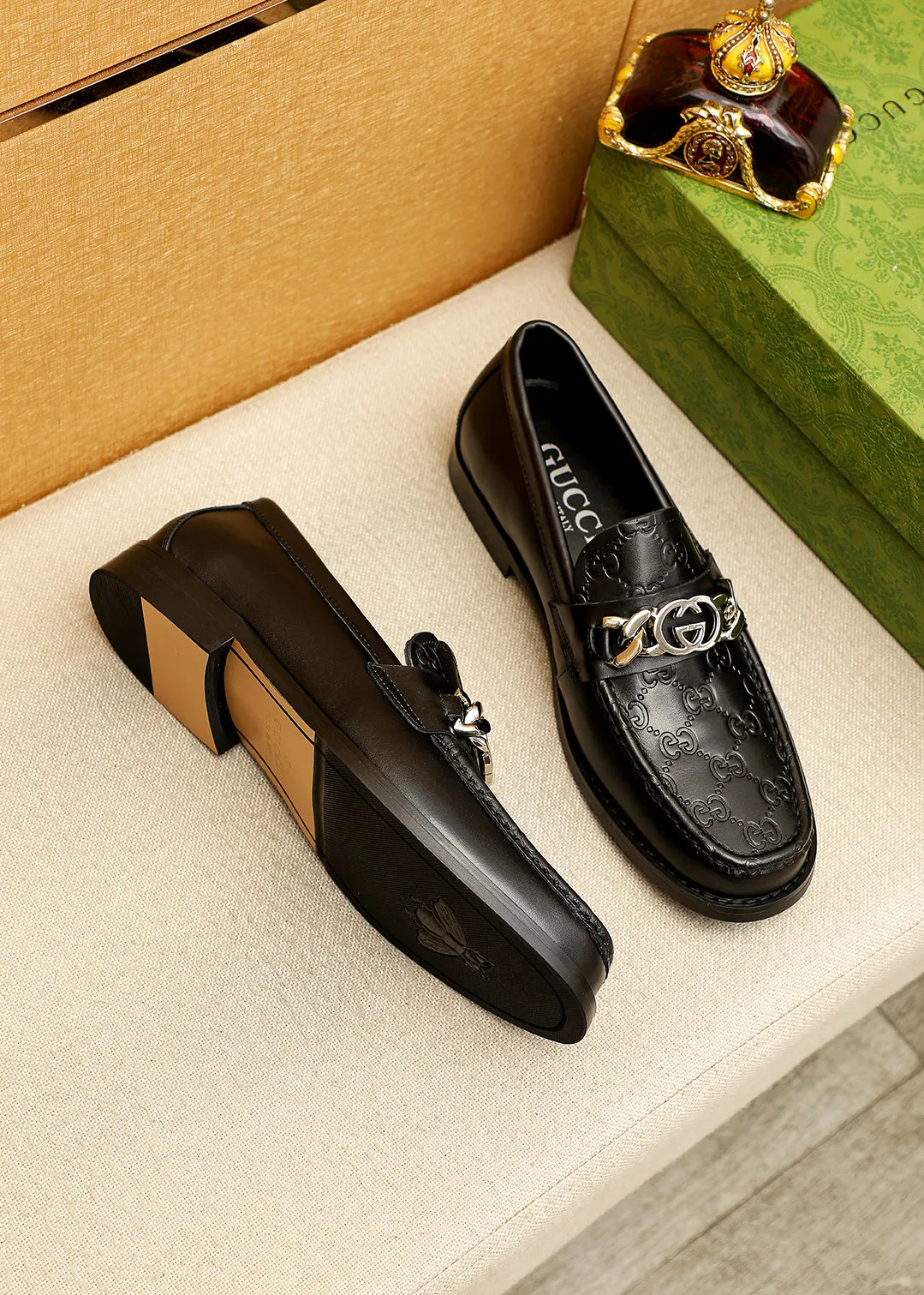 Men's shoes 💰480 💐 Product trademark: GUCCI "Gucci" casual leather shoes Regular size: 38-44 (45.46🉑️customized) Product materials: Selected imported first-layer calfskin embossed upper + luxury hardware buckle, imported water-dyed cowhide leather lining. Strong three-dimensional visual effect, original outsole color: 2 colors available